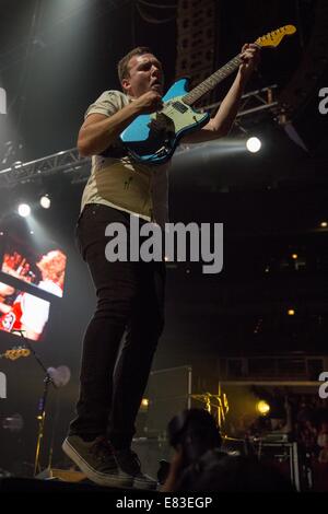 Chicago, Illinois, USA. 27. Sep, 2014. Gitarrist BRAD SHULTZ Cage the Elephant-Band tritt im United Center in Chicago, Illinois © Daniel DeSlover/ZUMA Draht/Alamy Live News Stockfoto