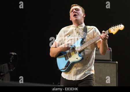 Chicago, Illinois, USA. 27. Sep, 2014. Gitarrist BRAD SHULTZ Cage the Elephant-Band tritt im United Center in Chicago, Illinois © Daniel DeSlover/ZUMA Draht/Alamy Live News Stockfoto