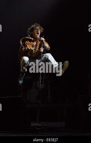 Chicago, Illinois, USA. 27. Sep, 2014. Sänger MATT SHULTZ der Band Cage the Elephant springt während einer live-Performance im United Center in Chicago, Illinois © Daniel DeSlover/ZUMA Draht/Alamy Live News Stockfoto