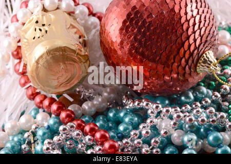 Wunderschöne Ornamente, Champagner, Perle und Kugeln als Silvester Dekoration Stockfoto