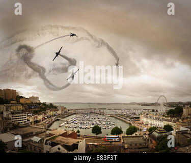 GB - DEVON: The Blades Display Team Durchführung über Torquay Stockfoto