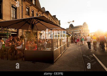 Kunden Essen Abendessen in Straße Restaurant in Bergerac. Stockfoto