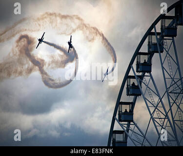 GB - DEVON: Klingen Aerobatic Team Display über Torquay Riviera Rad durchführen Stockfoto