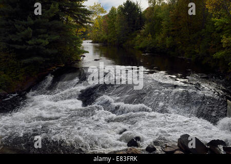 Stromschnellen am Fluss Amable du Fond nördlich von Eau Claire Gorge Calvin Nord-Ontario Stockfoto