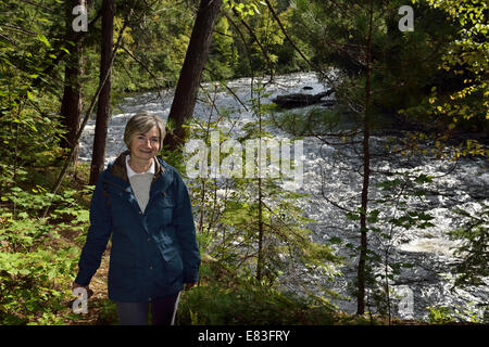 Im Ruhestand weibliche Wanderer am Fluss Amable du Fond Eau Claire Gorge Conservation Area Calvin Ontario Kanada Stockfoto