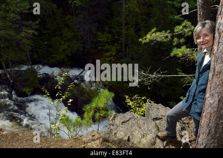 Pensionierte weibliche Wanderer stehen am Abgrund des Eau Claire Schlucht fällt Wasser Nipissing District in der Nähe von mattawa Ontario Kanada Stockfoto