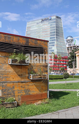 Der moderne Turm des Radisson Blu Hotels erhebt sich über einem alten Wohnblock in zentraler Batumi, Georgien. Stockfoto