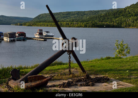 Rostige Anker und Marina am Entdecker Point Park Mattawa Nordontario mit Québec über den Ottawa River Ontario Kanada Stockfoto