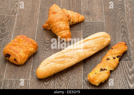 Eine Auswahl an französischem Gebäck und einem Baguette - Studio gedreht Stockfoto