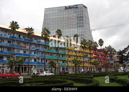 Der moderne Turm des Radisson Blu Hotels erhebt sich über einem alten Wohnblock in zentraler Batumi, Georgien. Stockfoto