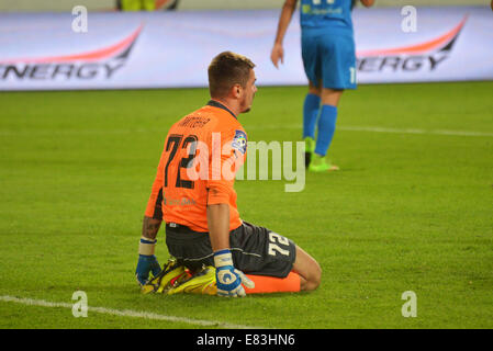 Igor Litovka sitzt neben dem Tor nach einem verpassten Tor während des Spiels zwischen FC Dnipro und FC Olimpik am Stadion "Dnipro"-Arena Stockfoto