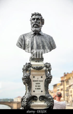 Ponte Vecchio, Florenz Italien. Porträtbüste von Benvenuto Cellini von Raffaello Romanellion Ponte Vecchio, Florenz Italien, 15. September 2014 Stockfoto