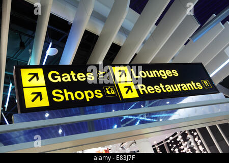 Flughafen terminal Wegweiser Stockfoto