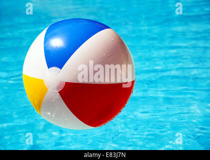 Wasserball im pool Stockfoto