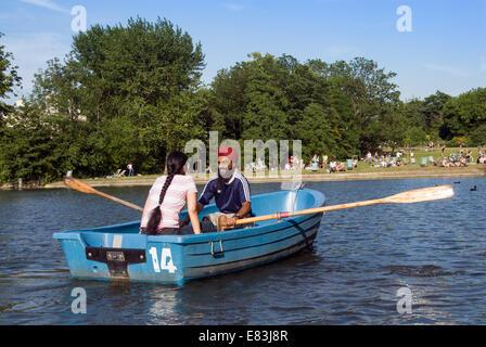 Young-Sikh paar Rudern auf dem See mit Booten im Regents Park, London, England, UK Stockfoto