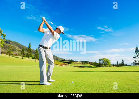 Golfer schlagen Golf Shot mit Club auf dem Golfplatz Stockfoto