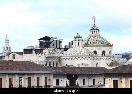 Die Kuppeln der Iglesia De la Compania de Jesus (Kirche der Societas Jesu) im Zentrum Stadt in Quito, Ecuador Stockfoto