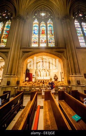 Atemberaubende verzierten Innenraum der neugotischen St. Patricks Kathedrale in Midtown Manhattan, New York City. Stockfoto