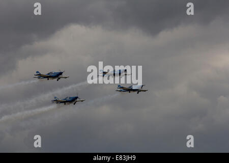 Athen, Griechenland. 28. September 2014. Blauer Kreis Team aus Italien führen während letzten Wochentag Athen fliegen am Flughafen Tatoi. Bildnachweis: Kostas Pikoulas/Alamy Live-Nachrichten Stockfoto