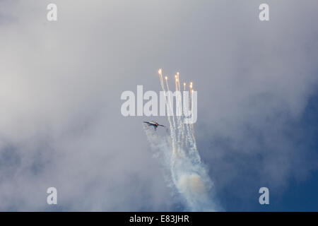 Athen, Griechenland. 28. September 2014. Eine f-16 der belgischen Luftwaffe breitet sich Anti-Rakete-Fackeln während letzten Wochentag Athen fliegen am Flughafen Tatoi. Bildnachweis: Kostas Pikoulas/Alamy Live-Nachrichten Stockfoto