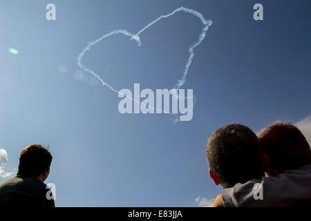 Athen, Griechenland. 28. September 2014. Falken in Rumänien prägen ein Herz in den Himmel während der letzten Wochentag Athen fliegen am Flughafen Tatoi. Bildnachweis: Kostas Pikoulas/Alamy Live-Nachrichten Stockfoto