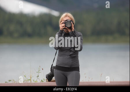 Fotografin bei der Arbeit in Alaska Stockfoto