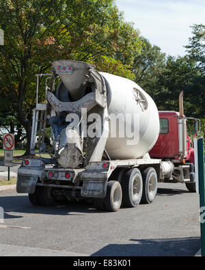 Hinten-Entlastung konkrete Transportwagen - USA Stockfoto
