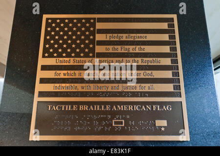 Die Pledge of Allegiance der Vereinigten Staaten auf einem Messing-Flagge-Relief einschließlich Braille - USA Stockfoto