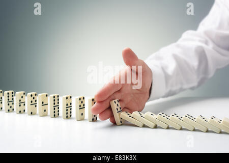 Stoppen den Domino-Effekt Stockfoto