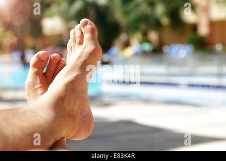 Sonnenbaden am Swimmingpool Stockfoto