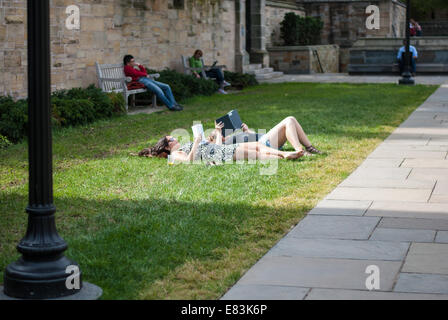 Studenten genießen die warme Sonne auf dem Rasen von der Yale University in New Haven, Connecticut, USA Stockfoto