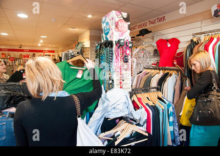 Menschen beim Einkaufen in Oxfam Charity Shop, London, England, UK Stockfoto