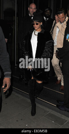 Rihanna, Novikov Restaurant in Mayfair verlassen und in Richtung Tramp Club für eine dritte Nacht in Folge zu sehen.  Mitwirkende: Rihanna wo: London, Vereinigtes Königreich bei: 28. März 2014 Stockfoto