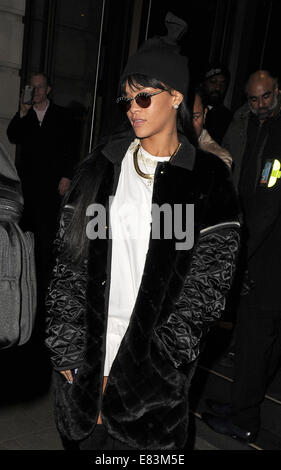 Rihanna, Novikov Restaurant in Mayfair verlassen und in Richtung Tramp Club für eine dritte Nacht in Folge zu sehen.  Mitwirkende: Rihanna wo: London, Vereinigtes Königreich bei: 28. März 2014 Stockfoto