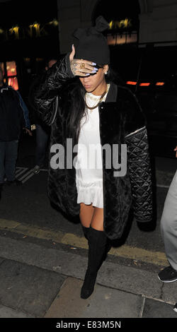 Rihanna, Novikov Restaurant in Mayfair verlassen und in Richtung Tramp Club für eine dritte Nacht in Folge zu sehen.  Mitwirkende: Rihanna wo: London, Vereinigtes Königreich bei: 28. März 2014 Stockfoto