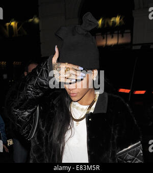 Rihanna, Novikov Restaurant in Mayfair verlassen und in Richtung Tramp Club für eine dritte Nacht in Folge zu sehen.  Mitwirkende: Rihanna wo: London, Vereinigtes Königreich bei: 28. März 2014 Stockfoto