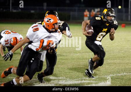 9. Oktober 2009 - Trinity, FL, USA - Foto: Bildunterschrift: [Trinity - 09.10.09)]. Ricky Trinidad (8) von Mitchell läuft der Ball im ersten Quartal des Spiels Zephyrhills Mitchell bei Michell Freitag, 9. Oktober 2009. (Kredit-Bild: © St. Petersburg Times / ZUMA Wire) Stockfoto