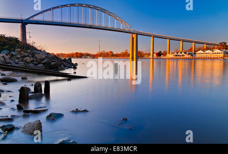 Am Abend lange Belichtung der Brücke über den Chesapeake and Delaware Canal in Chesapeake City, Maryland. Stockfoto