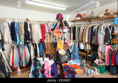 Innen-Charity-Shop, Irland Stockfoto