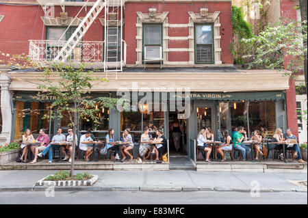 Extra Natives Restaurant auf West 4th Street in Greenwich Village, New York City, USA Stockfoto