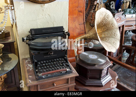 Alte Remington-Schreibmaschine und sein Master's Voice Grammophon-Spieler in einem Antiquitätenladen in Spanien Stockfoto