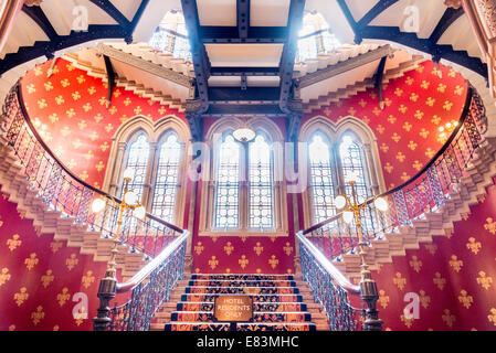 Zentraltreppe des St. Pancras Renaissance London Hotel, London, England, UK Stockfoto