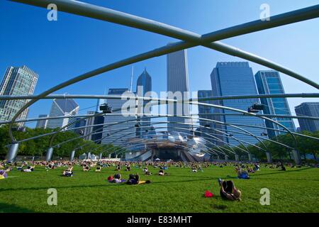 Samstag Morgen Yoga-Kurs, Pritzker Pavilion, Millennium Park, Chicago, Illinois. Stockfoto