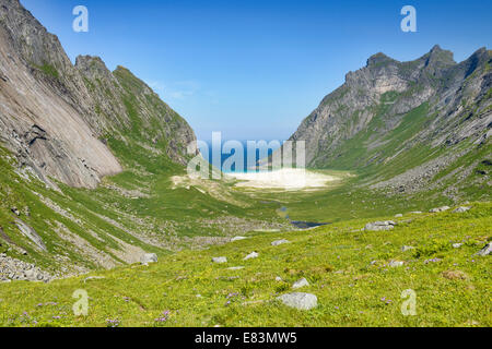 Blick auf abgelegenen Horseid Strand auf den Lofoten, Norwegen Stockfoto