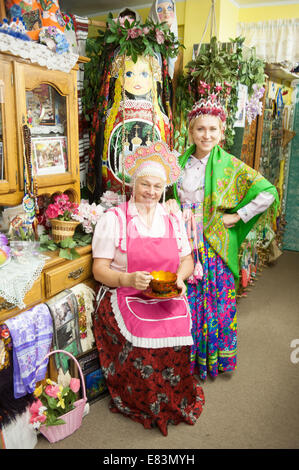 Russisches Alaska - Nikolaevsk AK Menschen tragen russische Tracht im Souvenirladen. Stockfoto