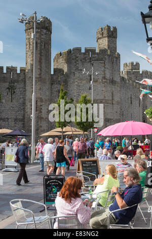 Besucher zum Entspannen in Caernarfon, Gwynedd, Nord-West-Wales, UK Stockfoto