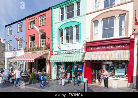 Bunt bemalte Geschäfte in Caernarfon, Gwynedd, Nord-West-Wales, UK Stockfoto