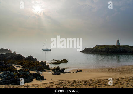 Segelboot vor Anker in der Morgendämmerung, Ynys Llanddwyn Island, Anglesey, North Wales, UK Stockfoto
