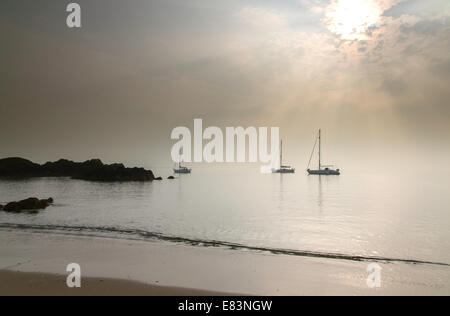 Segelboote vor Anker in der Morgendämmerung, Ynys Llanddwyn Island, Anglesey, North Wales, UK Stockfoto