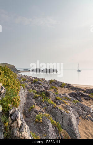 Segelboot vor Anker in der Morgendämmerung, Ynys Llanddwyn Island, Anglesey, North Wales, UK Stockfoto